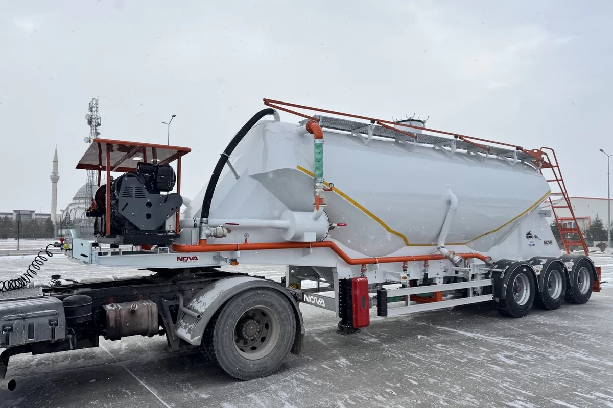 VACUUM TYPE CEMENT BULKER TRAILER