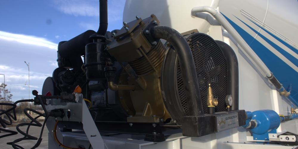 Cement Bulker Trailer with Compressor