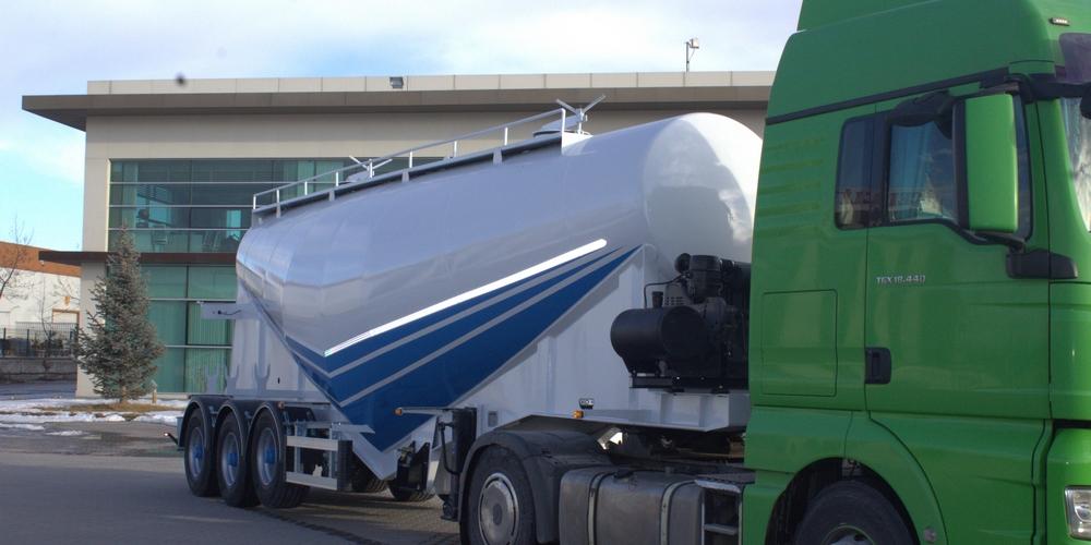 Cement Bulker Trailer with Compressor