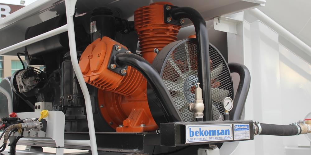 Cement Bulker Trailer with Compressor