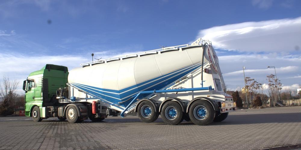 Cement Bulker Trailer with Compressor