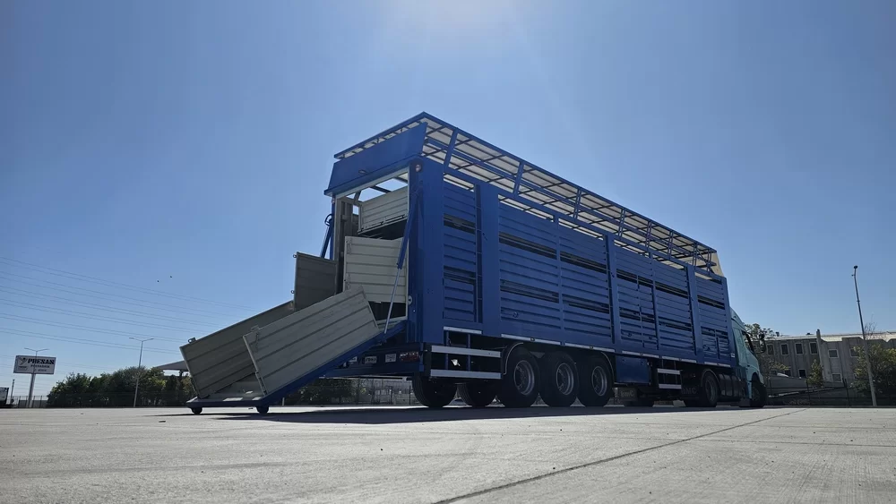 ANIMAL TRANSPORT SEMI TRAILER