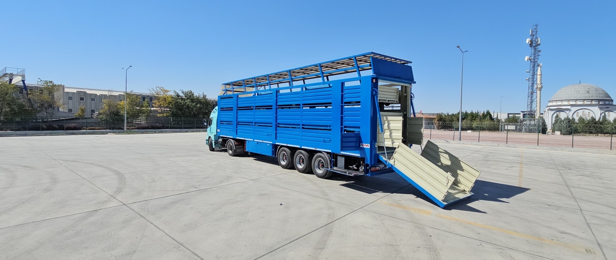 LIVESTOCK TRAILER